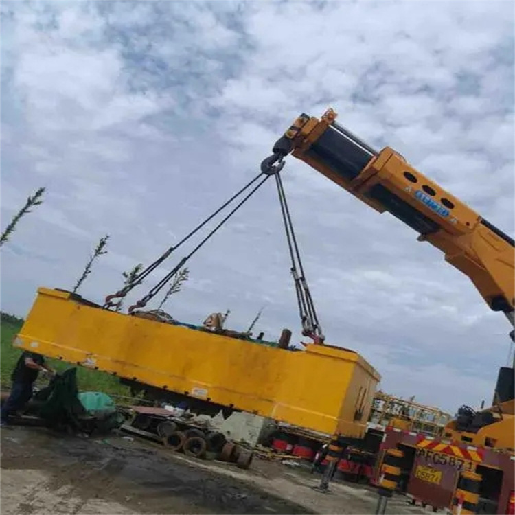 张金镇吊运集装箱的吊车